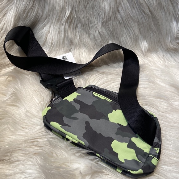 Lululemon Everywhere Belt Bag NWT - Picture 11 of 12